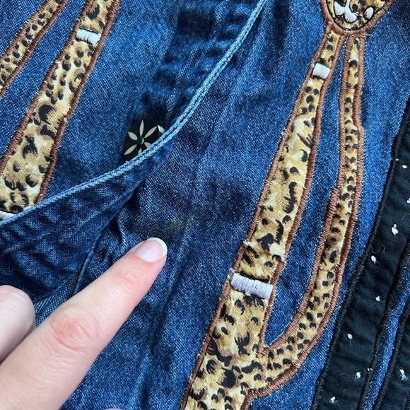 SOLD at market Vintage embroidered cat denim shirt - Picture 9 of 14